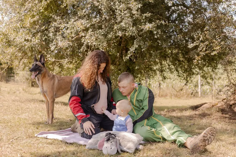 Séance grossesse en famille avec des chevaux dans les Ardennes