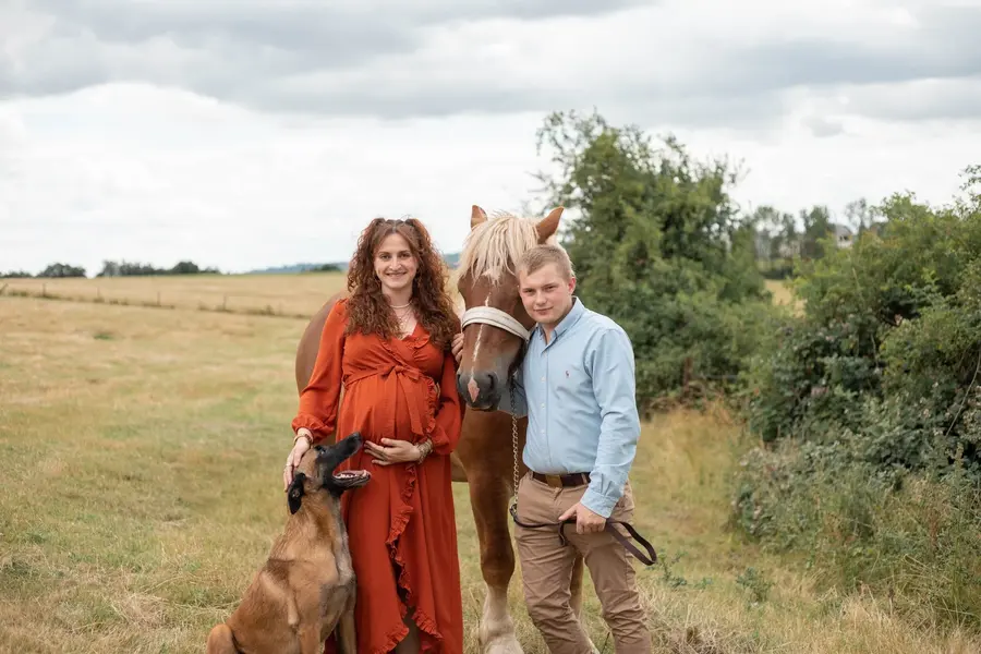 Séance grossesse avec un cheval et un chien
