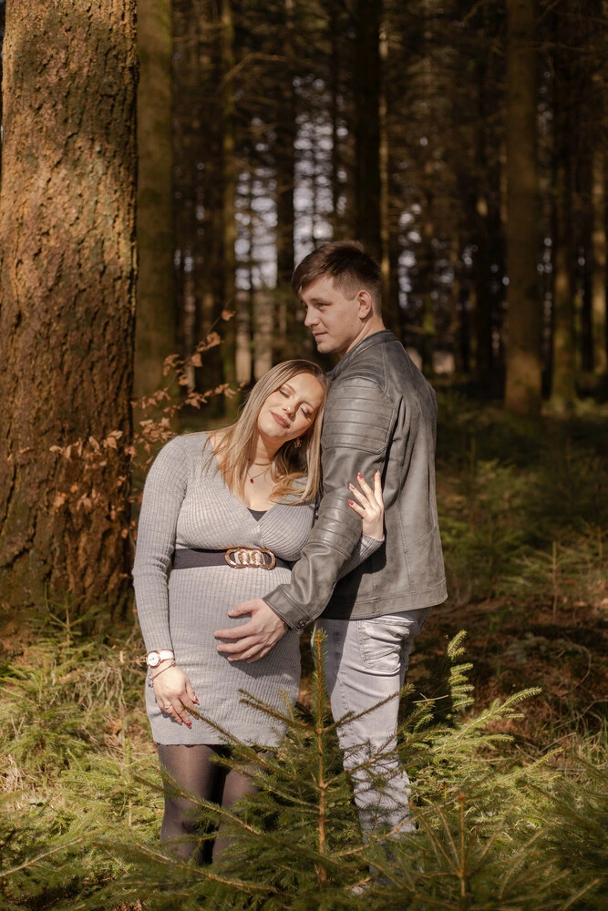 Séance grossesse en couple dans une forêt de sapins à Sedan
