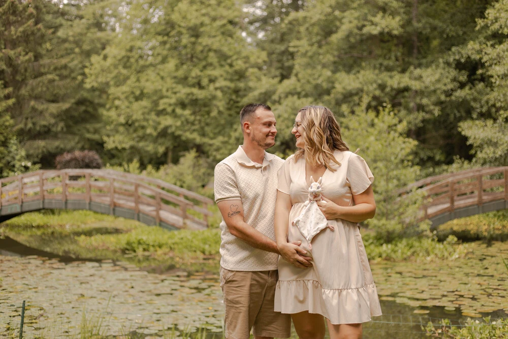 Séance grossesse en couple à l'arboretum de Matton et Clémency