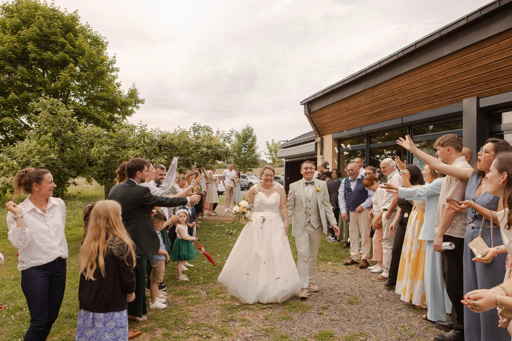 Sortie de la cérémonie de mariage à Ville sur Lumes