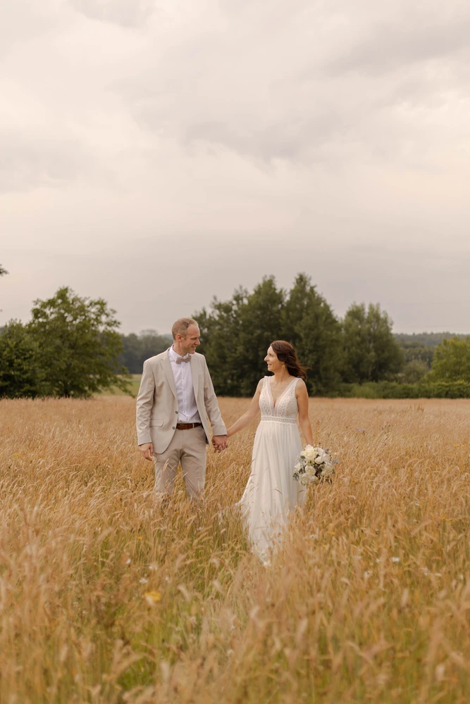 Séance couple de mariage dans les champs à Vivier au court