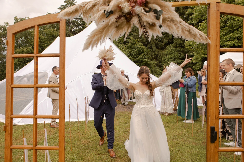 Sortie de la cérémonie laïque de mariage à Ville sur Lumes