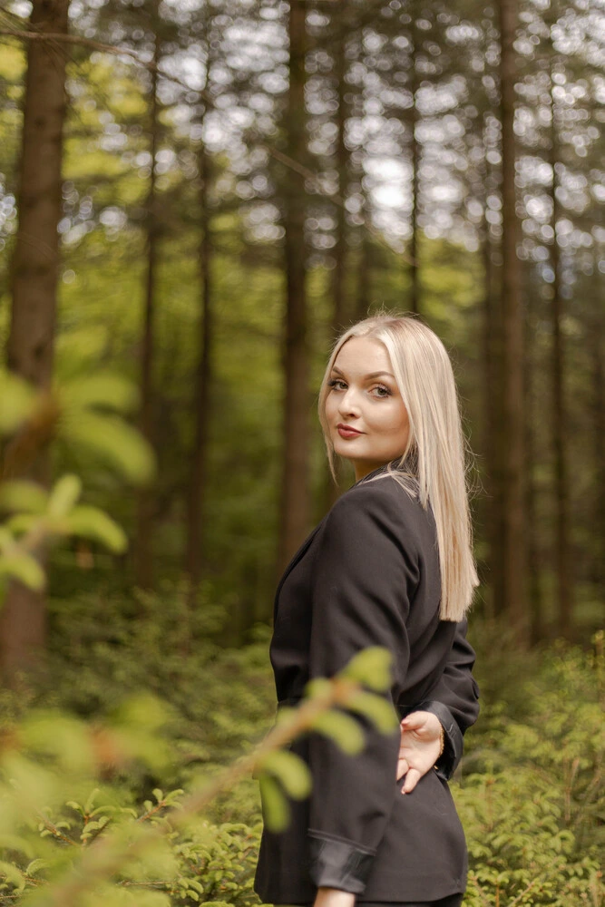 Séance portrait dans une forêt de sapins, Fleigneux