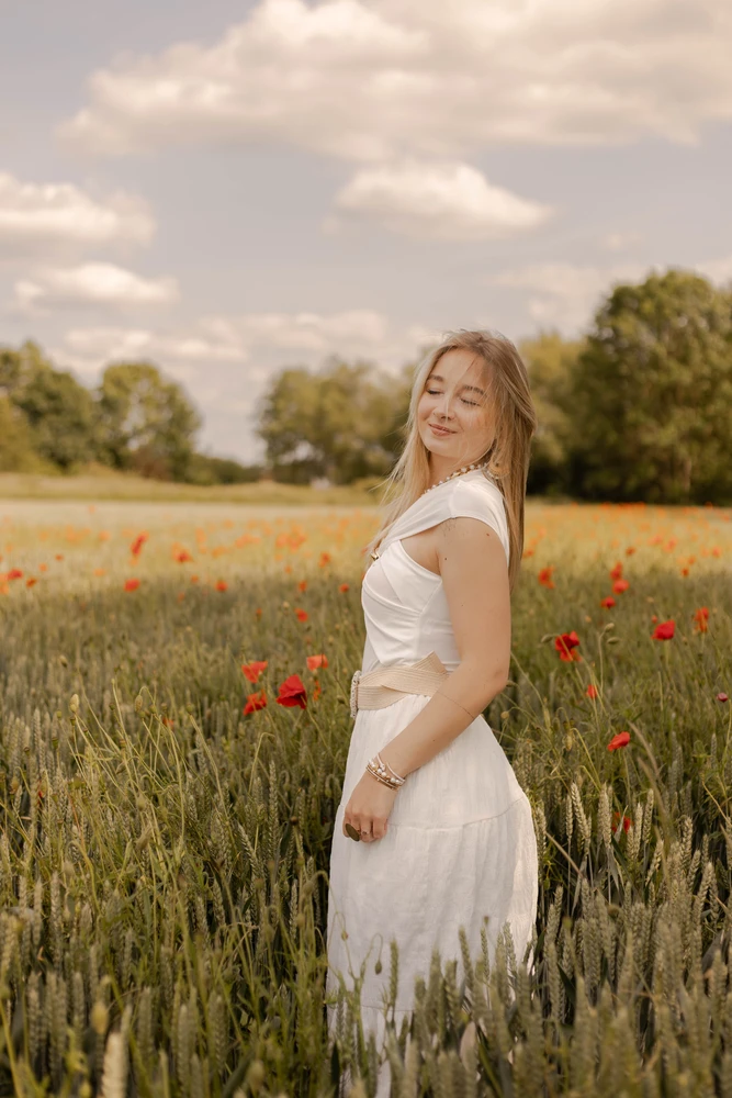 Séance portrait au milieu des coquelicots
